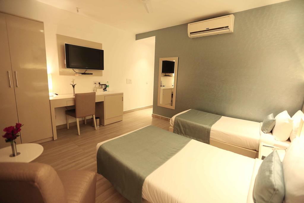 Hotel Shanti Palace West New Delhi Bagian luar foto