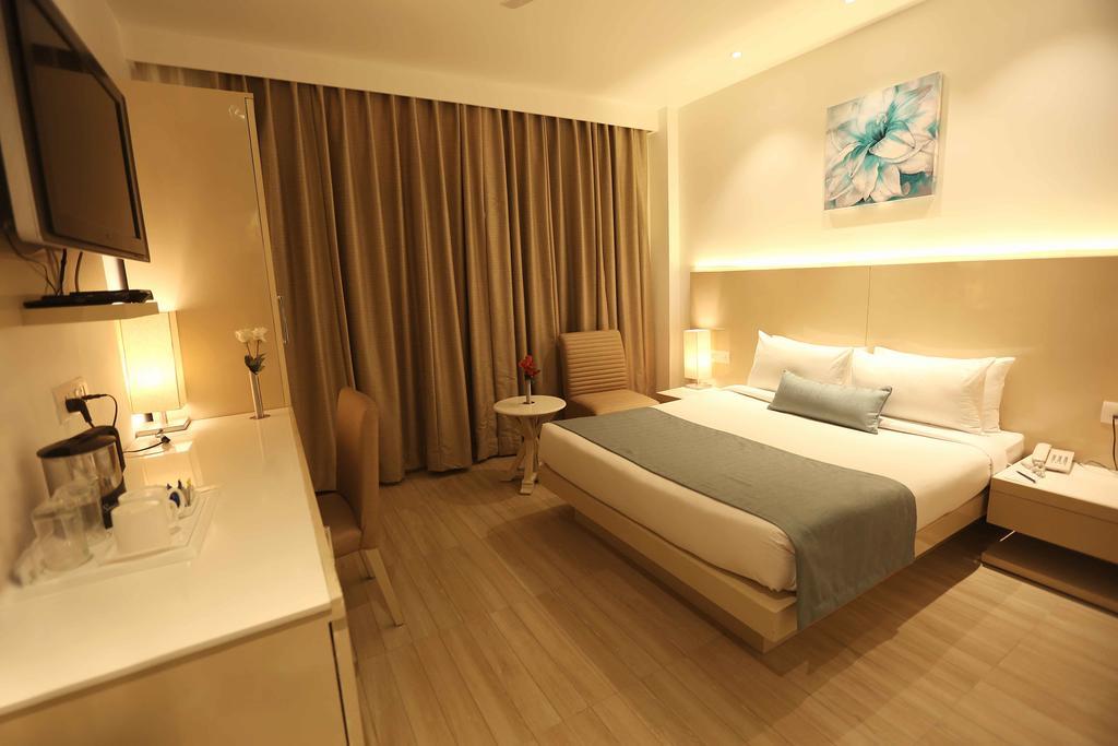 Hotel Shanti Palace West New Delhi Bagian luar foto