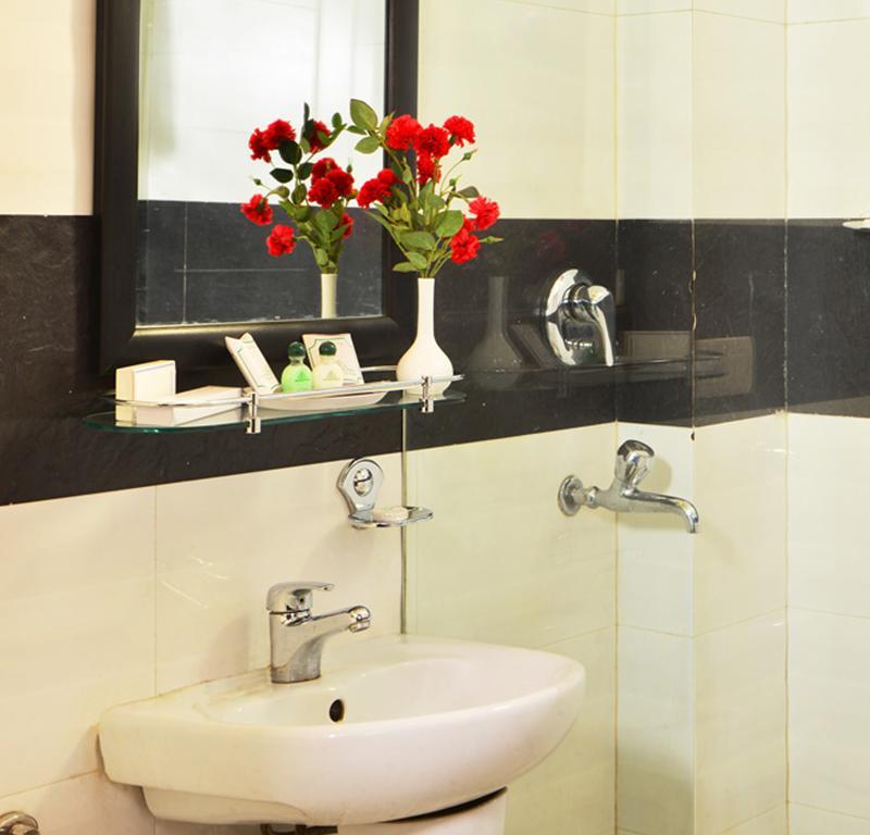 Hotel Shanti Palace West New Delhi Bagian luar foto