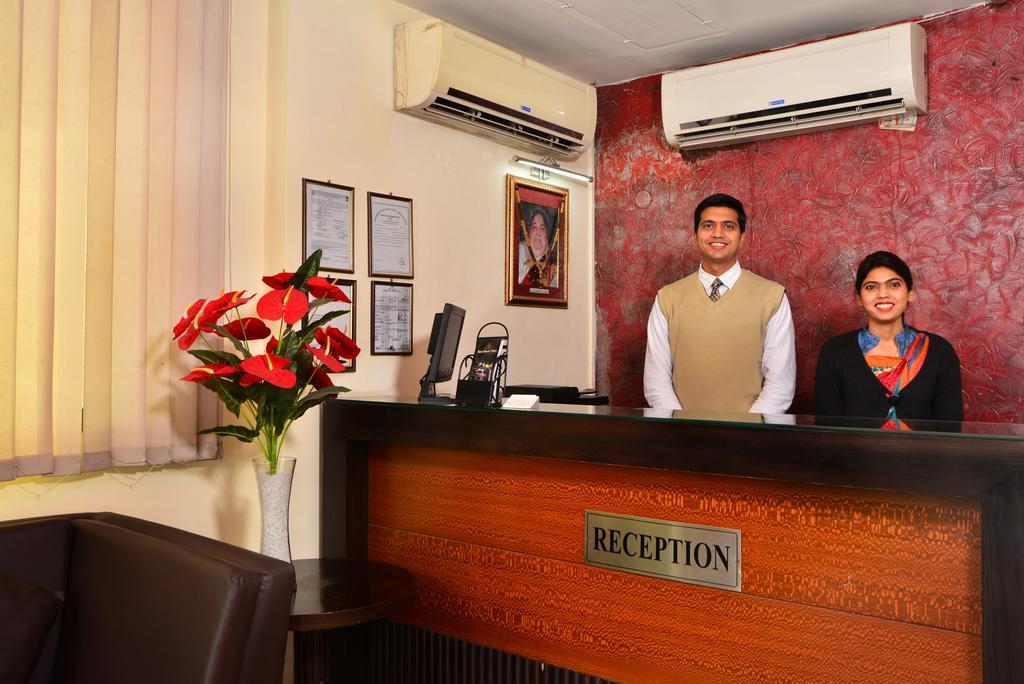Hotel Shanti Palace West New Delhi Bagian luar foto